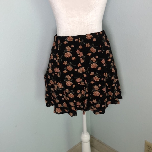 American Eagle Floral Mini Skirt - Picture 8 of 9